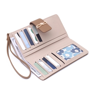 Detailansicht der langen Damen-Brieftasche aus PU-Leder mit Schleifenschnalle und Armband