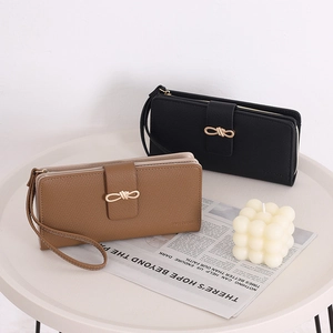 Detailansicht langer Geldbörsen aus schwarzem und braunem PU-Leder mit goldener Verzierung
