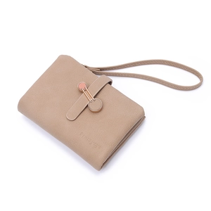 Détail du sac Prettyzys kaki avec boucle anneau or rose et dragonne pour femme