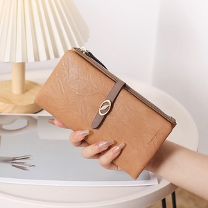 Portefeuille long en cuir pour femme avec breloque feuille et boucle en gros plan