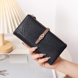Vue détaillée du long portefeuille noir pour femme avec boucle en métal et fermeture éclair