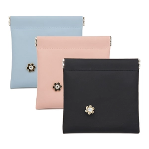 Dreiteiliges Set Krokodilmuster-Taschen in Rosa, Blau und Schwarz mit Blumen-Metallverschluss
