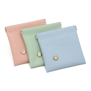 Detailansicht der Kroko-Quetschbeutel in Rosa, Grün und Blau mit goldenen Blumen-Details