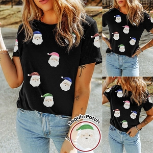 Détails des patchs Père Noël en sequins sur un t-shirt noir à manches courtes pour femme