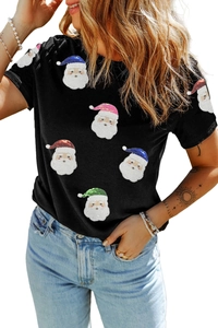 Détail des motifs Père Noël à paillettes sur un T-shirt de Noël noir à manches courtes