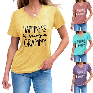 Detailansicht V-Ausschnitt T-Shirt in vier Farben mit Happiness Is Being A Grammy Aufdruck