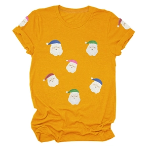 Détail du t-shirt festif avec motifs graphiques de Père Noël en paillettes colorées