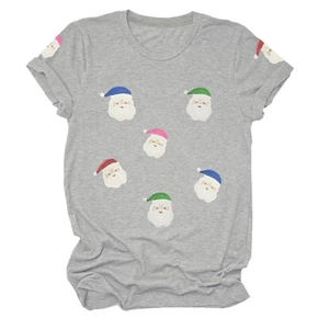 Détail du t-shirt gris à col rond avec motifs de Père Noël en paillettes colorées