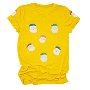 Détail des motifs Père Noël en sequins sur t-shirt jaune à col rond et manches retroussées