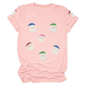 Détail du t-shirt rose à col rond avec motifs imprimés de Père Noël colorés