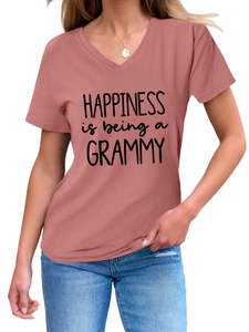 Nahaufnahme des V-Ausschnitt-T-Shirts mit dem Aufdruck 'HAPPINESS is being a GRAMMY'