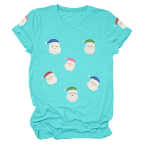 Détail du t-shirt de Noël turquoise avec motifs de Père Noël dessinés à la main