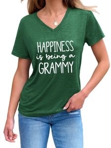 Detail eines dunkelgrünen V-Ausschnitt T-Shirts mit weißem 'Happiness' Grafikdruck