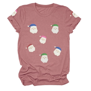 Détail du t-shirt de Noël mauve avec des motifs de Père Noël en paillettes colorées