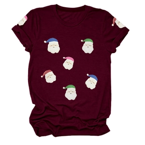 Détail de l'imprimé graphique du Père Noël sur un T-shirt rouge bordeaux en coton