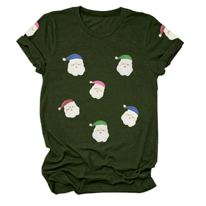 Détail du t-shirt de Noël vert foncé avec des motifs de Père Noël colorés à paillettes