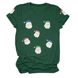 Détail d'un t-shirt de Noël vert foncé avec des imprimés de Père Noël à paillettes
