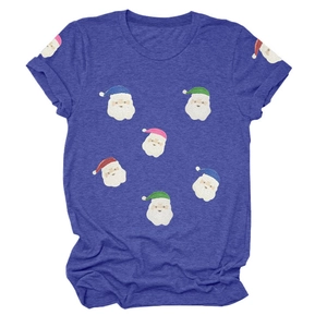 Détail d'un t-shirt bleu marine avec imprimés de têtes de Père Noël à paillettes