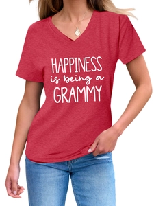 Detail eines roten V-Ausschnitt-T-Shirts mit weißem Happiness is being a Grammy Aufdruck