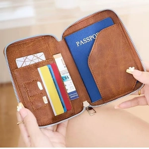 Porte-passeport minimaliste en cuir marron foncé avec fentes cartes et fermeture éclair