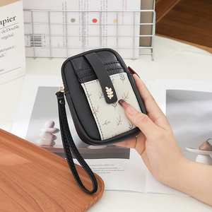 Détail du mini sac en nylon imperméable avec contraste noir et blanc et imprimé feuille