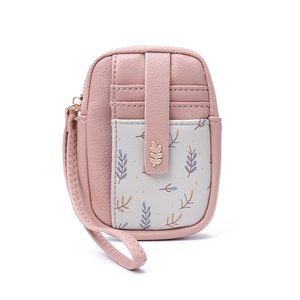 Détail de la pochette en cuir rose avec fentes pour cartes et fermoir en métal doré