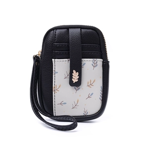 Détail du porte-monnaie en nylon avec breloque feuille, zip métal et poche à motif