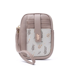 Détail de la mini pochette verticale avec motifs de feuilles et bouton pression doré