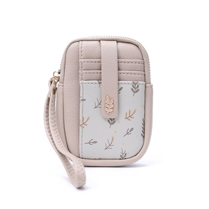 Détail du mini portefeuille en similicuir grainé avec décor de feuille en métal