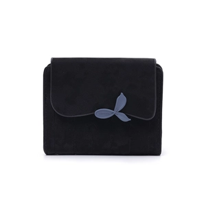 Dettaglio del portafoglio nero opaco da donna con fibbia decorativa a foglia blu-grigio