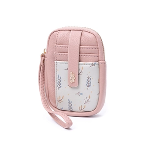 Détail de la mini pochette rose avec motif floral et décoration en métal feuille d'or