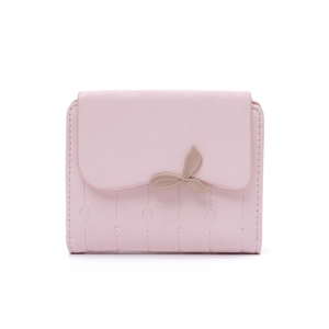 Dettaglio del portafoglio in pelle PU rosa con fibbia a foglia e cuciture trapuntate