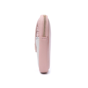Détail du porte-cartes en nylon rose avec fermeture éclair et fentes latérales
