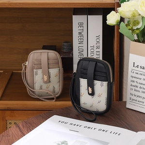 Mini pochettes en cuir PU grainé avec boucle feuille dorée dans un décor chaleureux