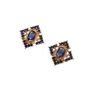 Élégantes boucles d'oreilles carrées dorées avec pierre ovale bleu foncé et halo saphir