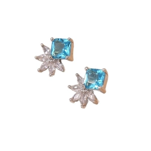 Elegante Ohrstecker aus 925er Silber mit hellblauem Zirkon und Blütenblättern-Steinen