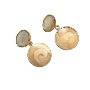 Boucles d'oreilles S925 élégantes or et blanc avec relief camélia et finition nacrée