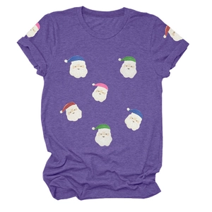 Détail du t-shirt de Noël violet avec motifs de Père Noël à paillettes et texture du tissu