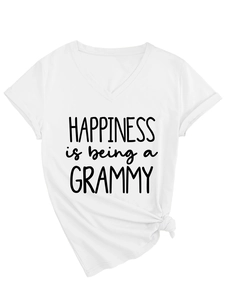 Detailansicht eines weißen V-Ausschnitt T-Shirts mit Grammy-Aufdruck und modischem Knoten
