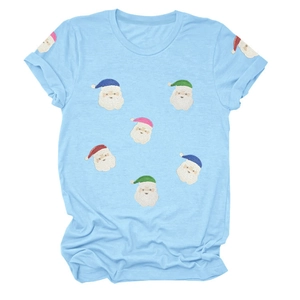 Détail du t-shirt de Noël bleu clair avec des motifs de Père Noël à paillettes colorées