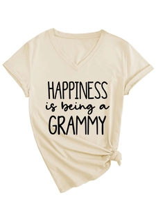 Detail eines beigen T-Shirts mit V-Ausschnitt, Grammy-Slogan und seitlichem Knoten