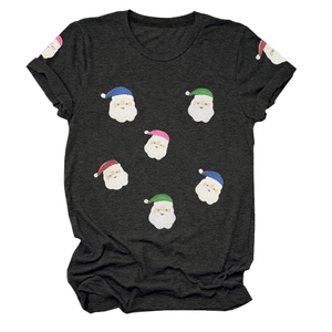 Détail de l'imprimé Père Noël de Noël sur un t-shirt gris foncé à col rond et manches