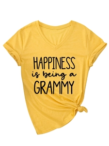 Detail eines gelben V-Ausschnitt T-Shirts mit schwarzem HAPPINESS IS BEING A GRAMMY Druck