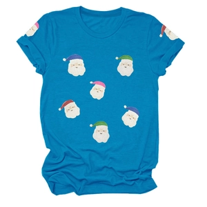 Détail d'un t-shirt de Noël bleu avec motifs de Père Noël festifs et revers aux manches