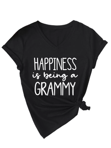 Detail eines schwarzen Damen-T-Shirts mit V-Ausschnitt, Grammy-Aufdruck und Seitenknoten