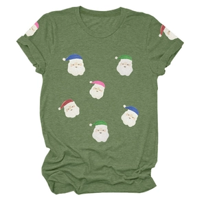 Détail du t-shirt vert foncé montrant les motifs festifs de Père Noël à paillettes et le col rond