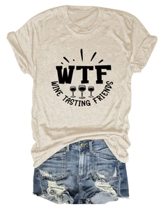 Dettaglio della t-shirt beige con stampa nera WTF Wine Tasting Friends e pantaloncini