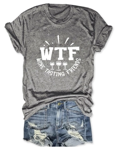 Dettaglio della t-shirt grigia WTF Wine Tasting con pantaloncini di jeans su sfondo bianco