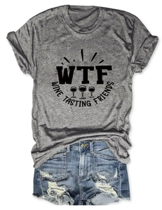 T-shirt grigia Wine Tasting Friends abbinata a pantaloncini di jeans blu strappati