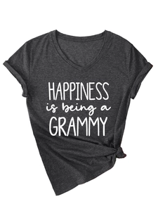 Detail eines grauen T-Shirts mit V-Ausschnitt, Grammy-Print und modischem Knoten